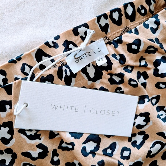 MUST HAVE!✨ Leopard Print Satin Midi Skirt. - Picture 7 of 8